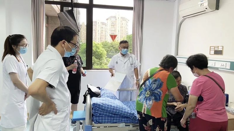 养老护理员就业前景2025：趋势与机遇并存